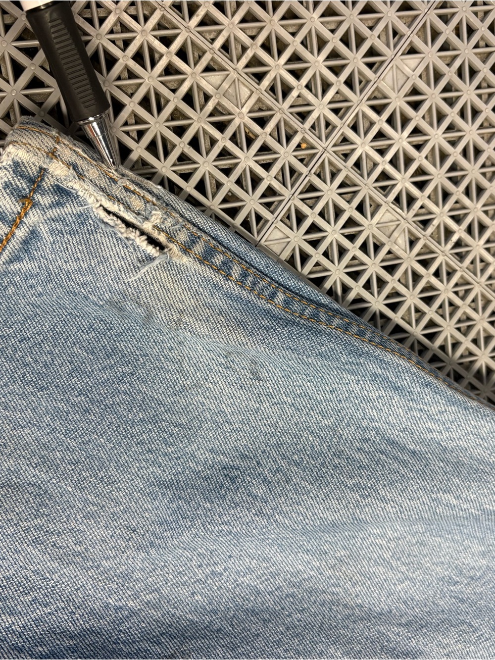 Vintage Levi's 501 Light Wash Distressed Button-Fly Blue Jeans Y2K - Picture 15 of 16